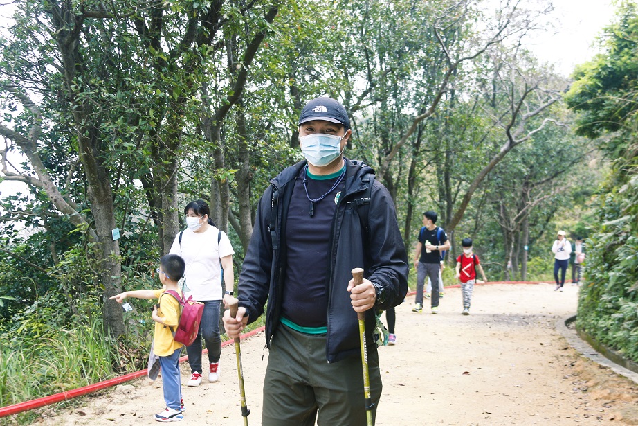 Lok Man Lon, the hiking leader, taught the participants not to damage the natural ecology during the event.